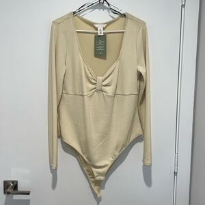 NWT H&M women bodysuit size XL color is like a light yellow/lime